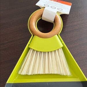 Full Circle Green Dustpan and Brush Set